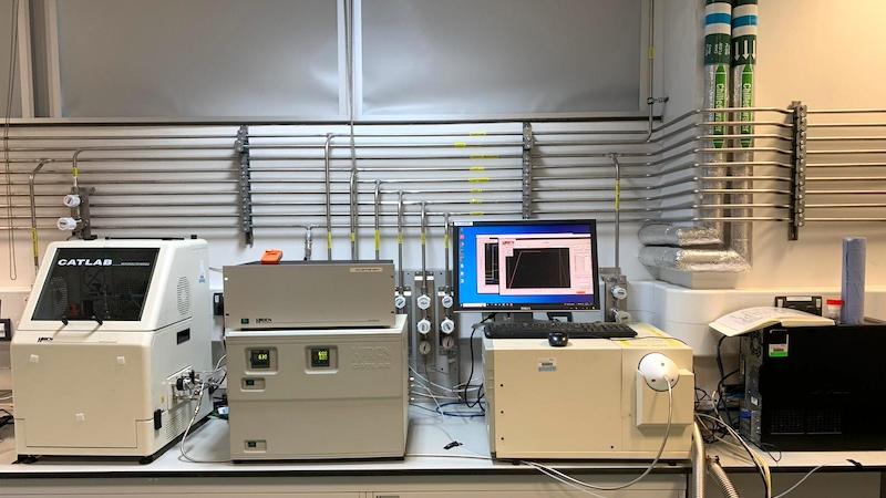 photo of cat lab mfcs and mass spectrometer