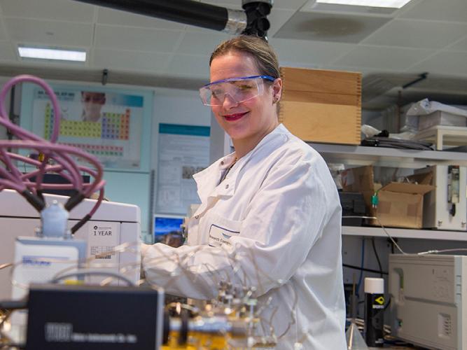 photo of researcher in the UK Catalysis Hub labs